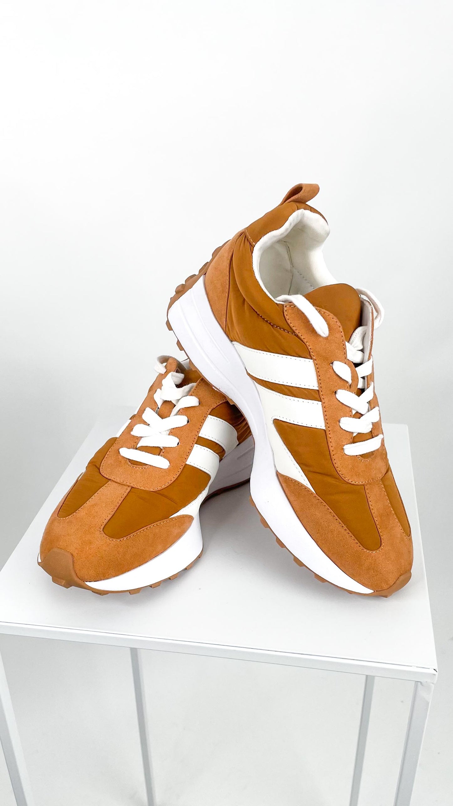 Sneaker "COGNAC"