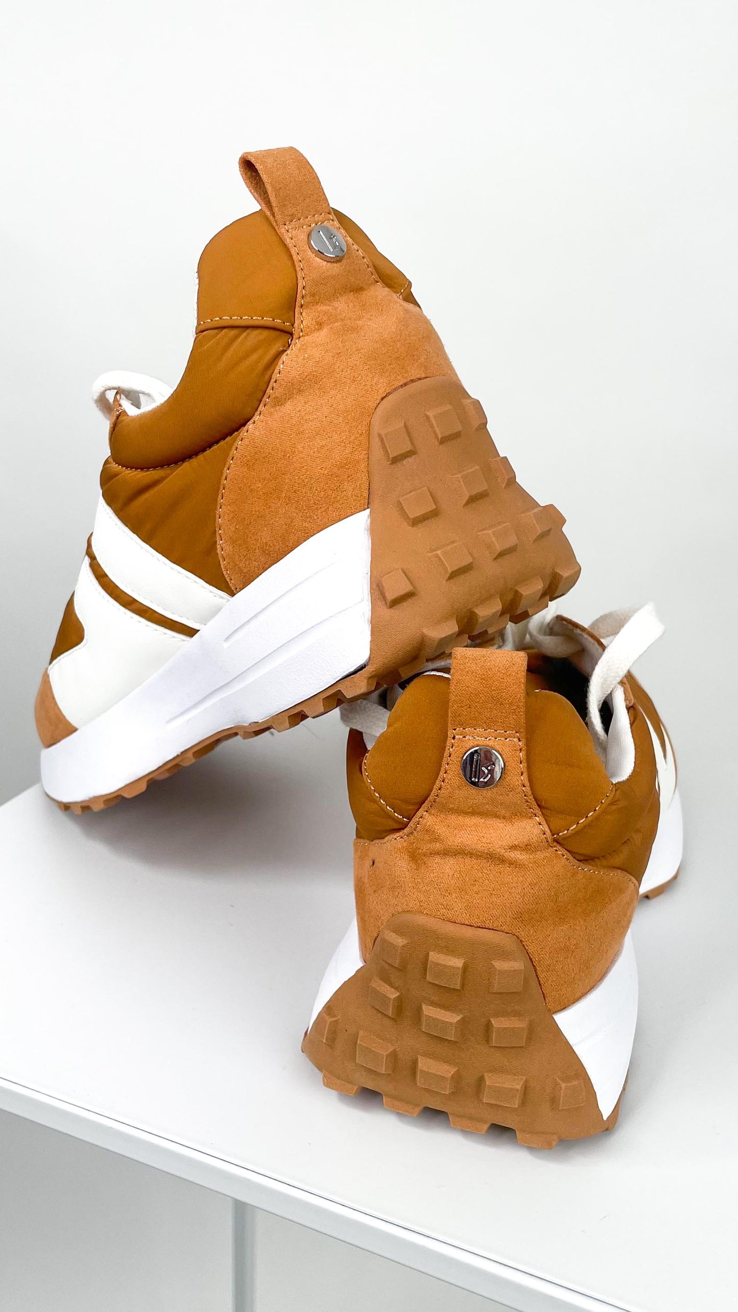 Sneaker "COGNAC"